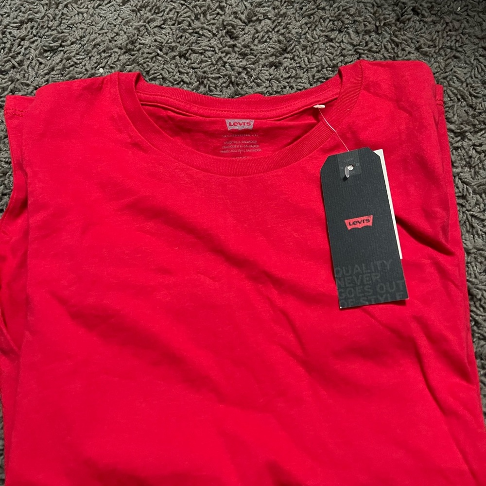 NWT Levi’s red tee